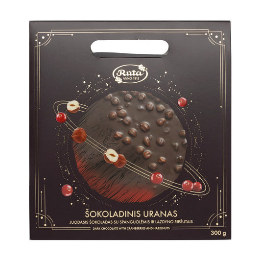 TUMŠĀ ŠOKOLĀDE (55%) AR DZĒRVENĒM UN LAZDU RIEKSTIEM ''ŠOKOLĀDES URĀNS'', 300 g