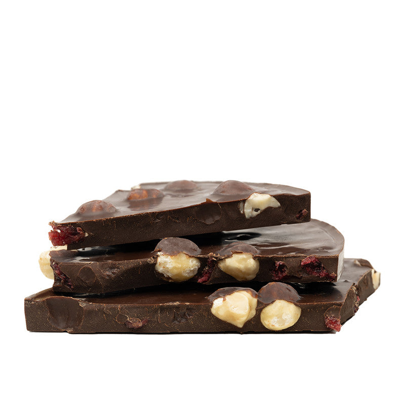 TUMŠĀ ŠOKOLĀDE (55%) AR DZĒRVENĒM UN LAZDU RIEKSTIEM ''ŠOKOLĀDES URĀNS'', 300 g