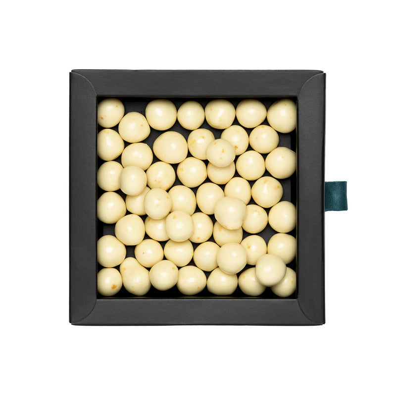 LAZDU RIEKSTU DRAŽEJAS AR BALTO ŠOKOLĀDI ''KARALIENES BARBORAS PĒRLES'', 150g