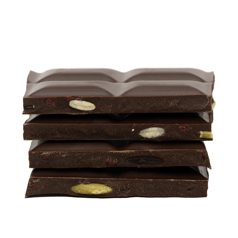 TUMŠĀ ŠOKOLĀDE (55%) AR ĶIRBJU SĒKLĀM UN ĶIRŠIEM, 90g