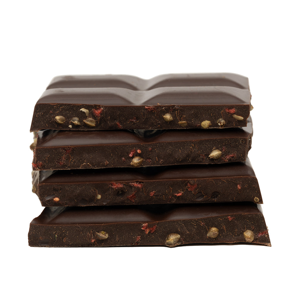 TUMŠĀ ŠOKOLĀDE (75%) AR KAŅEPJU SĒKLĀM UN ZEMENĒM, 90g