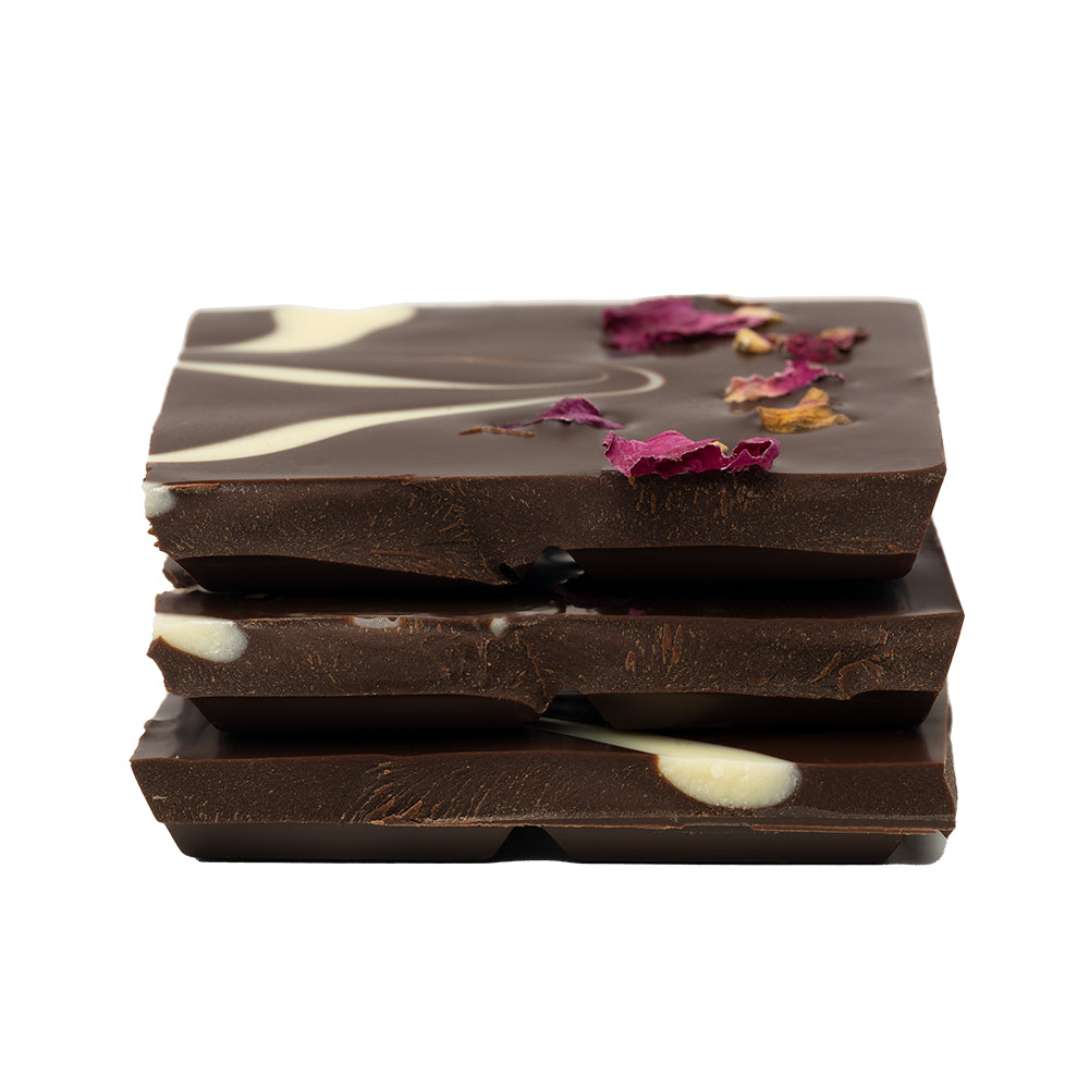 TUMŠĀ ŠOKOLĀDE (75%) AR ROŽU ZIEDLAPIŅĀM, 100g