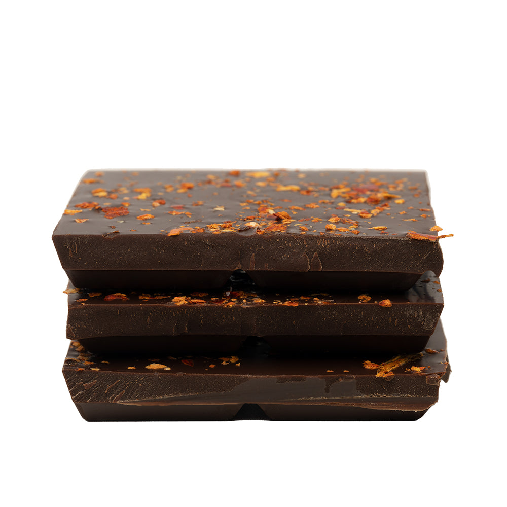 TUMŠĀ ŠOKOLĀDE (75%) AR ČILI PIPARIEM, 100g