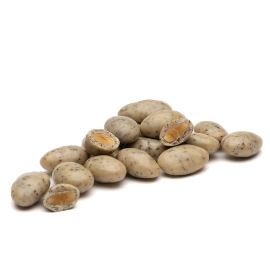 MANDELES AR BALTO ŠOKOLĀDI UN DRUPINĀTU KAFIJU